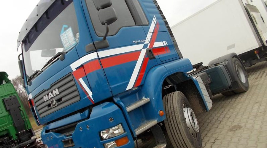 автомобілі авто вантажівки напівпричепи причепи з Польщі Європи